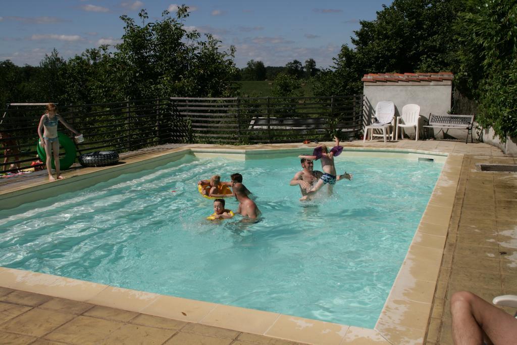 Le Petit Mas D'Ile Bed & Breakfast Saint-Germain-de-Confolens Exterior foto